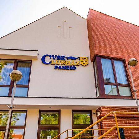 Cvse Clubhaz Es Panzio Bed & Breakfast Cegléd Екстериор снимка