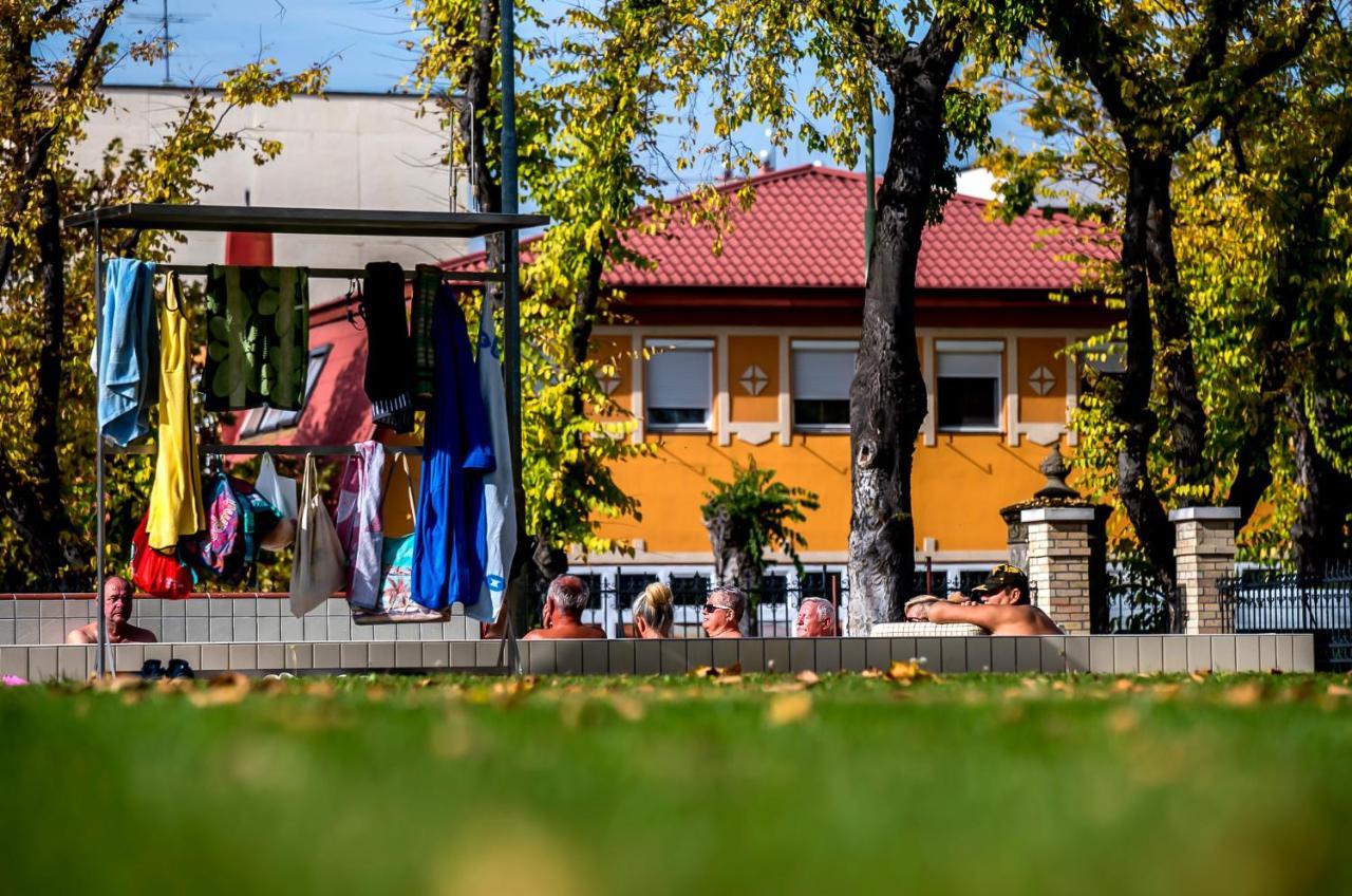 Cvse Clubhaz Es Panzio Bed & Breakfast Cegléd Екстериор снимка