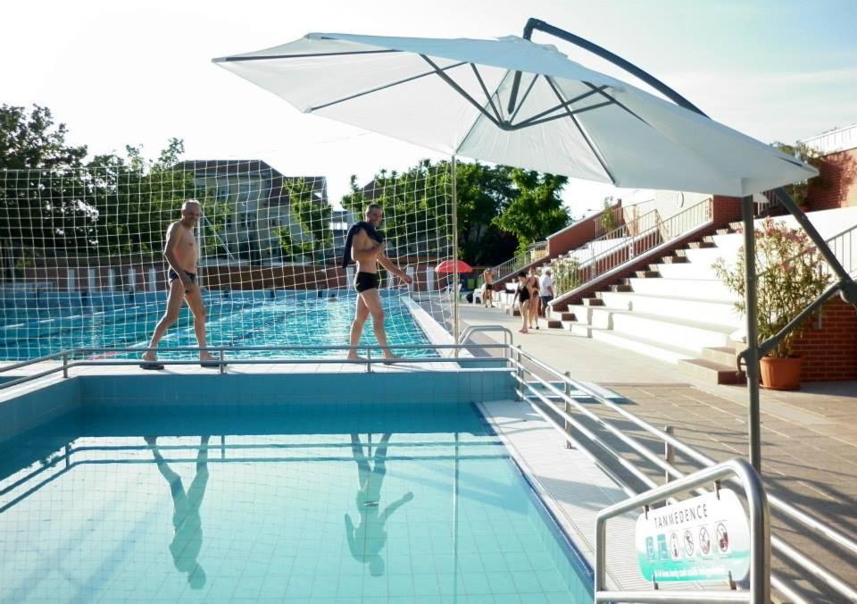 Cvse Clubhaz Es Panzio Bed & Breakfast Cegléd Екстериор снимка