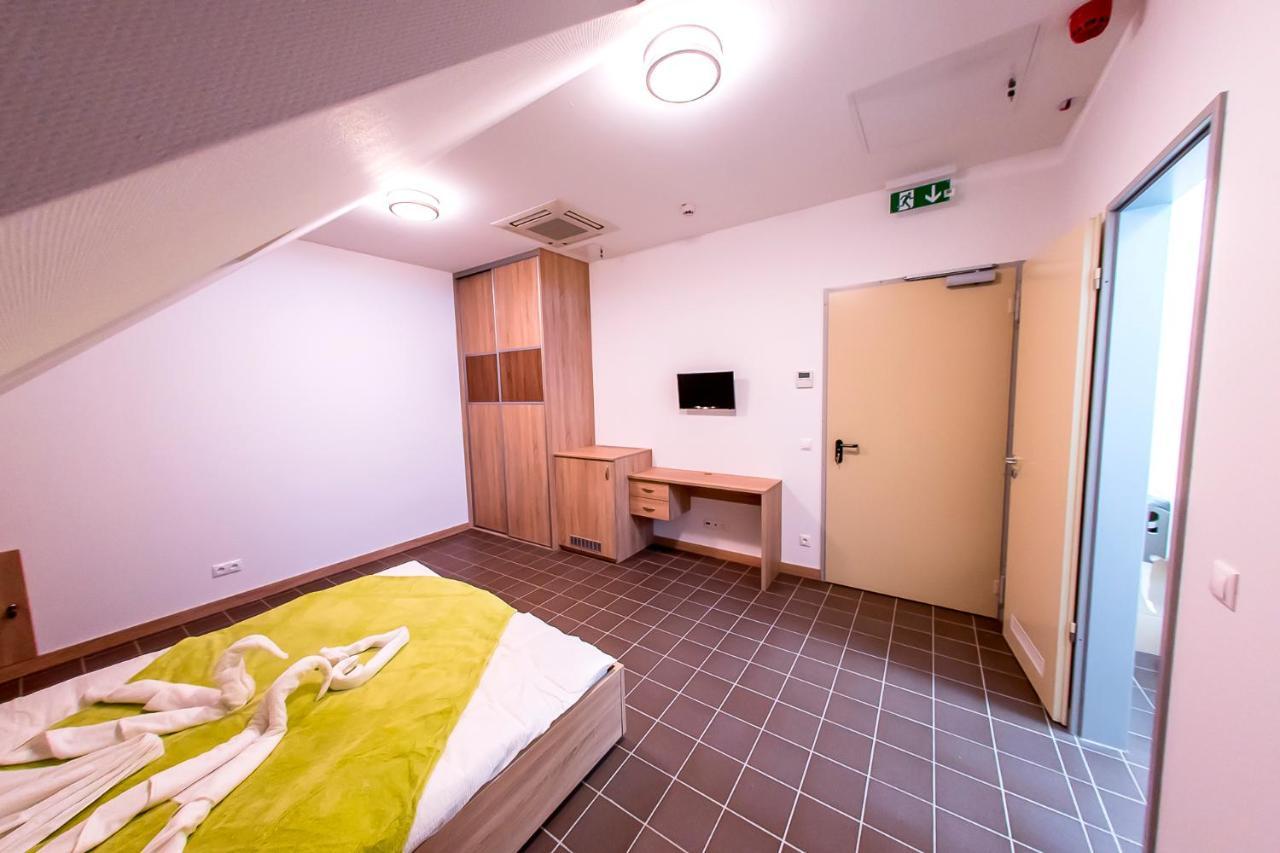 Cvse Clubhaz Es Panzio Bed & Breakfast Cegléd Екстериор снимка
