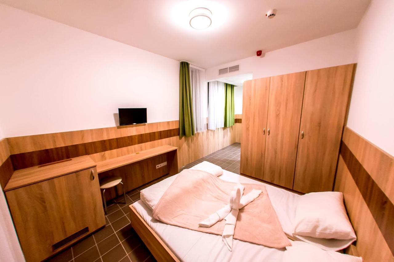 Cvse Clubhaz Es Panzio Bed & Breakfast Cegléd Екстериор снимка