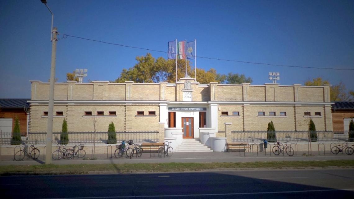 Cvse Clubhaz Es Panzio Bed & Breakfast Cegléd Екстериор снимка